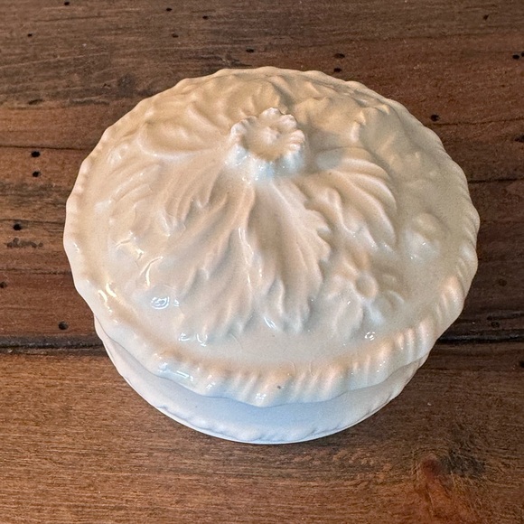 Royal Creamware Fine China Lidded Trinket Box - Picture 2 of 8